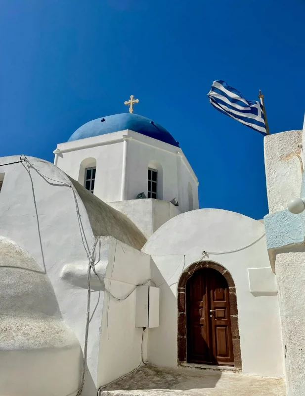 Weiße Häuser und Kirche auf Santorin in Griechenland